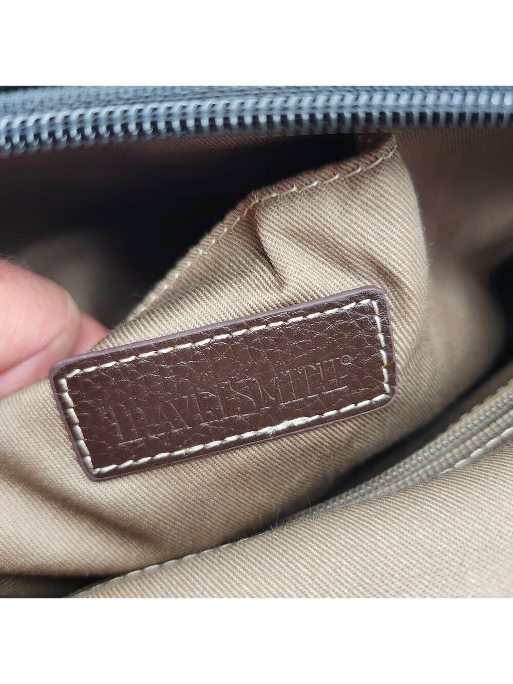 Travelsmith Elegant Black Leather Messenger Bag - Picture 9 of 14